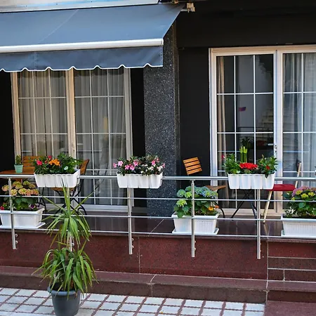 Kuta's 4 * Tirana